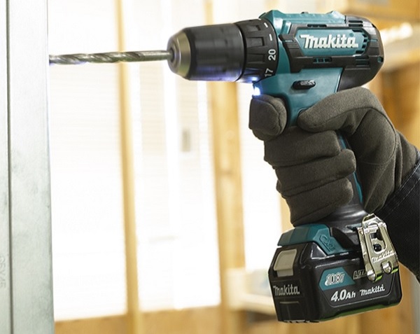 So Sánh Máy Khoan Pin và Máy Khoan Điện Makita